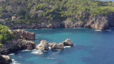 İspanya, Mallorca tropikal adasının güzel kıyı şeridi üzerinde yaz aylarında okyanus ve mavi su, Günışığı Tatili, Seyahat, Güneşli, Dalgalar 