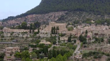 Valldemossa 'nın dağlardaki manzarası Tropik Mallorca Adası' ndaki Orman Ormanı 'nda, İspanya' nın Güneşli Günü Tatil, Seyahat, Güneşli 