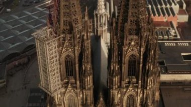 Köln Katedrali 'nin Kapanışı Güneş Işığı' ndaki iki kahverengi kule 