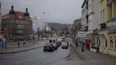 Almanya 'nın Kassel kentindeki Rayni Yolu' nda Trafik ve Trafik Işıkları 