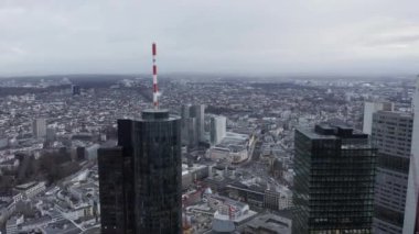 Frankfurt am Main 'in destansı görüntüsü, Almanya Bulutlu Gri Kış Günü' nde Skyline Ana Kulesi
