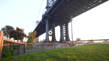 New York 'taki Brooklyn Köprüsü' nün altından Sunny Day Green Grass ile Sunlight 