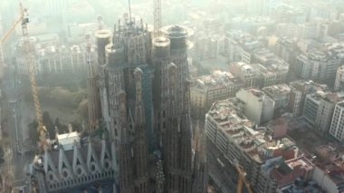 La Sagrada Familia Dairesini Güzel Şehir 'de Crane' lerle kapatın Barcelona, İspanya üzerinde güneşli bir sis 