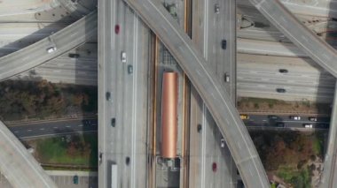 Yargıç Pregerson Otoyolu 'nun çekimleri Los Angeles, Kaliforniya' da güneşli bir günde birden fazla yol, köprü ve viyadük trafiğini gösteriyor.