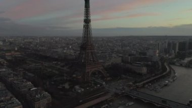 Eiffel Kulesi 'ni Yavaşça Dönen İHA' lar, Paris 'te Eiffel Turu, Seine Nehri manzaralı Güzel Gün Batımı Işığı 