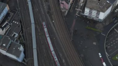 Bulutlu bir günde trenle Köln Demiryolu Tren Sisteminde 