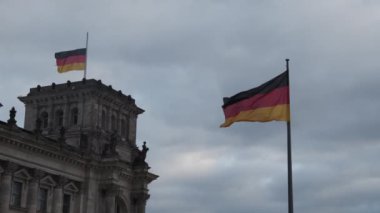 Almanya 'nın başkenti Berlin' de bulutlu bir günde Bundestag 'da Alman Bayrağı dalgalandı.
