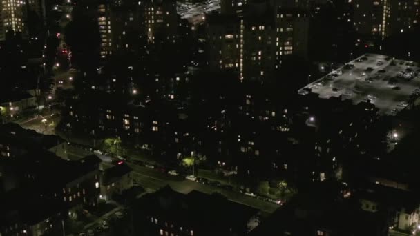 AERIAL: Dark Apartment Towers, Complejo en Holywood Los Angeles, California por la noche — Vídeo de stock