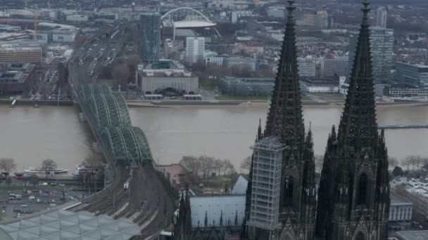 AERIAL: Široký záběr Kolína nad Rýnem Německo ze vzduchu s majestátní katedrálou na oblačný den — Stock video