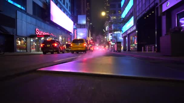 Plan bas de voitures conduisant la nuit avec de la vapeur sortant du sol à New York Manhattan la nuit — Video