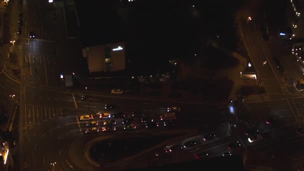 AERIAL: Eschenheimer Tor, Fráncfort del Meno, Alemania por la noche con luces de la ciudad y tráfico de coches — Vídeo de stock