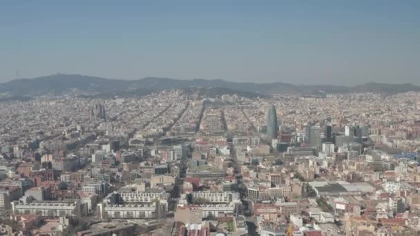 AERIAL: Barcelona Wide Drone Shot of City Towards Center con La Sagrada Familia y Torre Glories, Torre Agbar — Vídeos de Stock