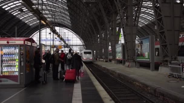 SLOW MOTION: ICE Vlak přijíždí na hlavní vlakové nádraží ve Frankfurtu nad Mohanem, Německo Daylight, Deutsche Bahn, Hauptbahnhof — Stock video