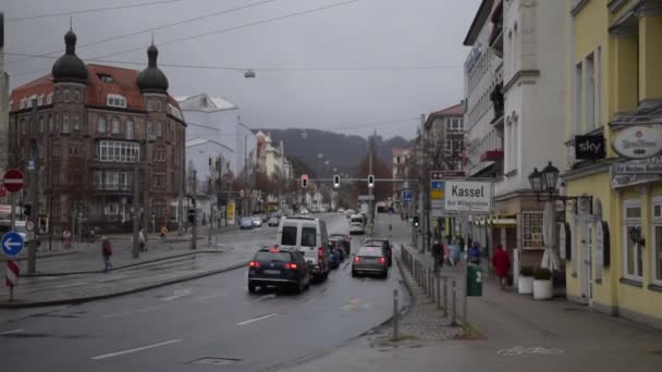 SLOW MOTION: Auto 's in het verkeer, verkeerslicht op Rayni Road in Kassel, Duitsland Daglicht — Stockvideo