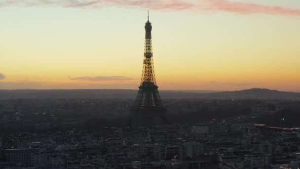 AERIAL: Torre Eiffel, Tour Eiffel en París, Francia Vista del Drone con Beautful Sunset Sky — Vídeo de stock