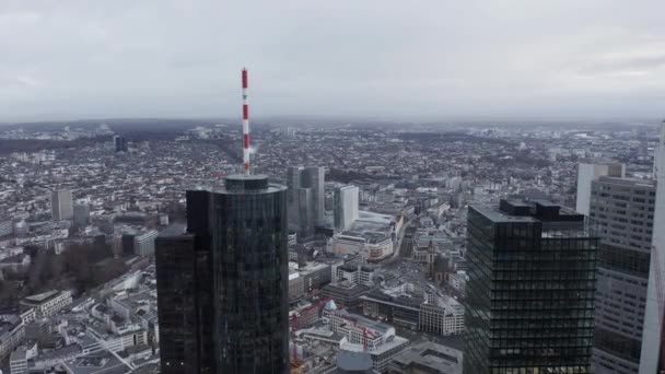 AERIAL: Eeppinen näkymä Frankfurt am Mainiin, Saksaan Skyline Main Tower pilvisenä harmaana talvipäivänä — kuvapankkivideo