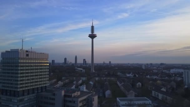 AERIAL: Frankfurt am Main messze a Napfénytől — Stock videók