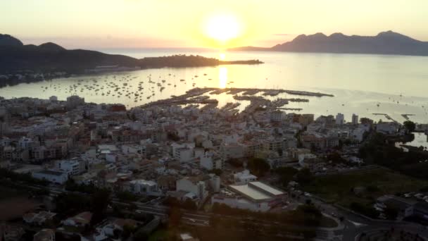 EARIAL:船と海のある熱帯の島の港を背景に山がある日の出の小さな町で休暇、旅行、日没 — ストック動画