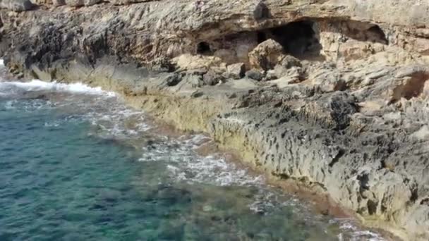 AERIAL: Hermoso Océano Azul Agua en la Costa de Roca en la Isla Tropical Mallorca, Vacaciones Spail, Viajar, Soleado, Olas — Vídeo de stock