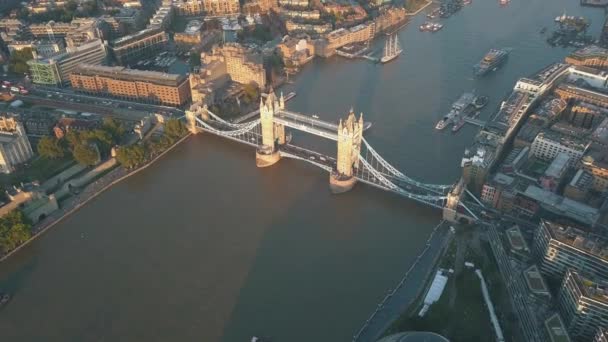 AERIAL: Voando sobre Themse em direção a Tower Bridge em Londres ao pôr do sol, nascer do sol — Vídeo de Stock