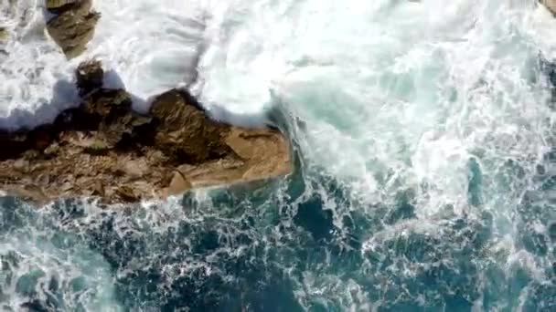 AERIAL: Birdsview της όμορφης Ocean Blue Water στο Rock Coast σύνθλιψη σε Tropical Island Mallorca, Spail διακοπές, Ταξίδια, Sunny, Κύματα — Αρχείο Βίντεο