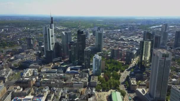 AERIAL Por encima de Fráncfort del Meno con Drone mirando hacia abajo en los rascacielos en Beautiful Summer Sunshine — Vídeos de Stock
