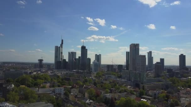 AERIAL: Vista del hermoso horizonte de Fráncfort del Meno en Blue Sky Sunshine — Vídeos de Stock