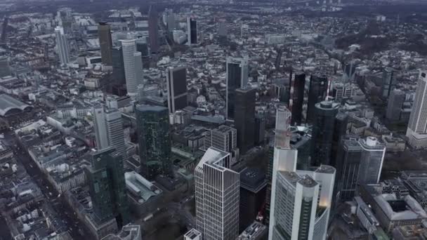 AERIAL: Circling Frankfurt am Main, Németország Skyline on Cloudy Grey Winter Day with Cars driving — Stock videók