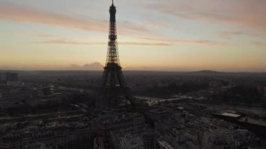 Paris 'te, Fransa' da ıslak Eyfel Kulesi, Eiffel Turu ve Seine Nehri manzaralı Yağmurdan yansımalar 