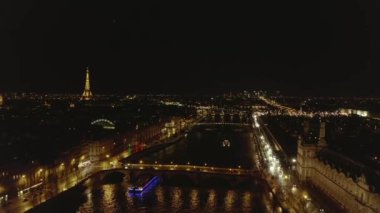 Eiffel Kulesi, Eiffel Turu, Parlak Işık ve Güzel Şehir Işıkları ile Fransa 'nın Paris, Paris' teki Seine Nehri 'ne bakın.