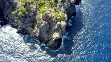 İspanya, Mallorca tropikal adasının güzel kıyı şeridi üzerinde yaz aylarında okyanus ve mavi su, Günışığı Tatili, Seyahat, Güneşli, Dalgalar 