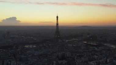 Eyfel Kulesi, Paris 'te Eiffel Turu, Güzel Günbatımı Gökyüzü ile Fransa Drone Manzarası 