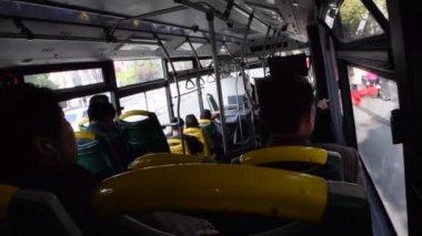 Otobüs, Şangay 'da toplu taşıma, Asyalı erkekler ve kadınlar otobüste oturuyorlar. Durakta durup duruyorlar. İnsanlar biniyor. 
