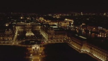 Louvre Müzesi, Piramit ve Seine Nehri üzerinden Paris, Fransa 'da Gece uçuşu 