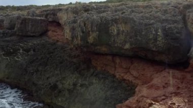 Dalgaların Kapanışı Kayalıkları, Kayalıkları, Kayalıkları, Sahili Mallorca Adası Güneşli Hava Günü 'nü vuruyor. 