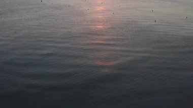 Güneşli bir günde İspanya 'nın Tropikal Adası Mallorca' da Dalgalarla Gün Batımına Dalgalar Gidiyor 