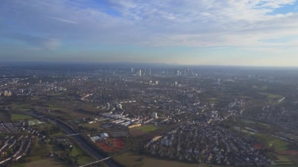 AERIAL: Frankfurt am Main van ver weg bij Sunshine — Stockvideo