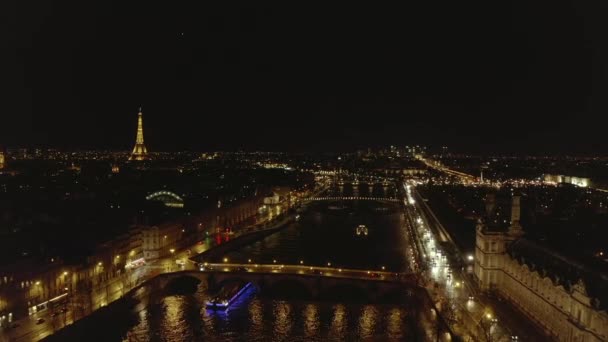 AERIAL: Blick über die Seine bei Nacht in Paris, Frankreich mit Blick auf den Eiffelturm, Tour Eiffel Glänzendes Licht und schöne Lichter der Stadt — Stockvideo