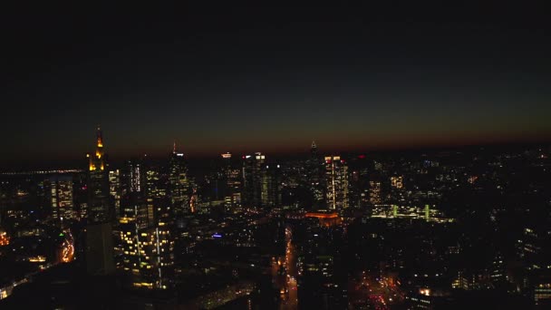 AERIAL: Gezicht op Frankfurt am Main, Duitsland Skyline 's nachts met City Lights — Stockvideo