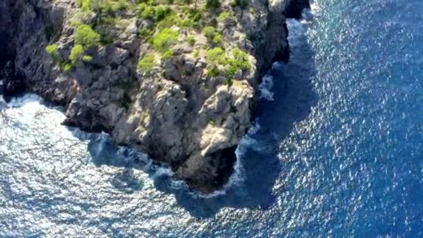 AERIAL: Over Beautiful Coast Line of Tropical Island Mallorca, Spain with ocean and Blue water in Summer, Daylight Vacation, Travel, Sunny, Waves — 비디오