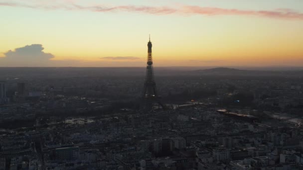 AERIAL: Eiffelturm, Tour Eiffel in Paris, Frankreich Drohnenblick mit schönem Sonnenuntergang — Stockvideo