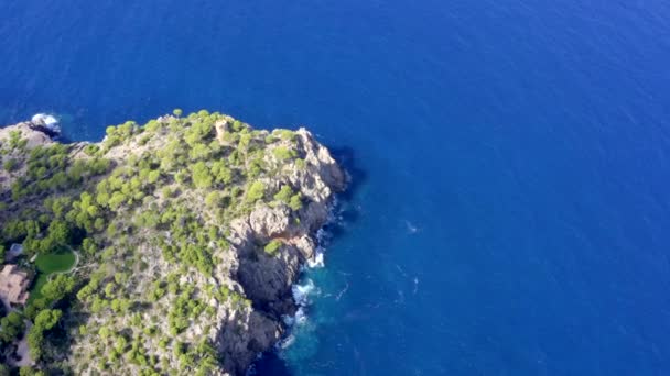 AERIAL: Over Beautiful Coast Line of Tropical Island Mallorca, Spain with ocean and Blue water in Summer, Daylight Vacation, Travel, Sunny, Waves — Stock video