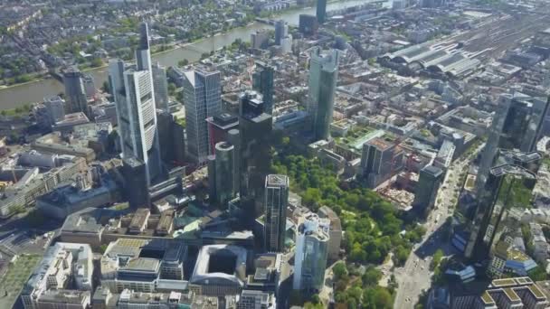 AERIAL Boven Frankfurt am Main met Drone die neerkijkt op wolkenkrabbers in de prachtige zomerzon — Stockvideo