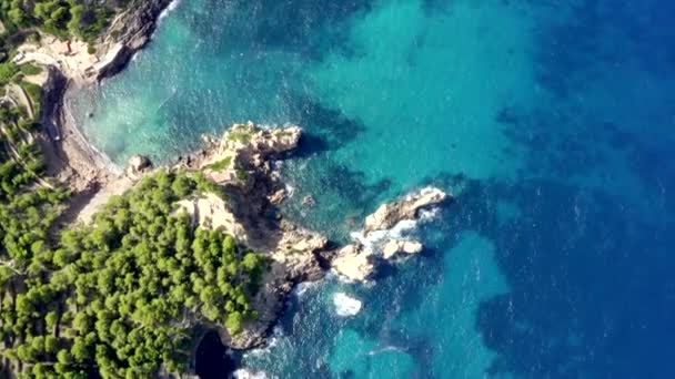 AERIAL: Sobre la línea de costa hermosa de la isla tropical Mallorca, España con el océano y el agua azul en verano, Vacaciones de día, Viajar, Soleado, Olas — Vídeo de stock