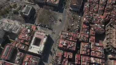 Tipik Şehir Bloklarının Şehir Trafiğiyle Güzel Gün Işığında Barselona İHA Çekimi 