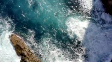 Kaya Kıyısındaki Güzel Okyanus Mavi Suyun Kuşları Tropik Mallorca, Spail Tatil, Seyahat, Sunny, Waves 'i eziyor. 