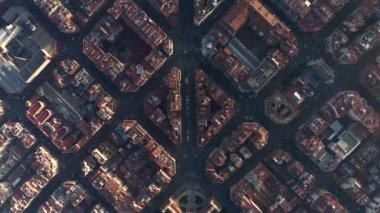 Tipik Şehir Bloklarının Şehir Trafiğiyle Güzel Gün Işığında Barselona İHA Çekimi 