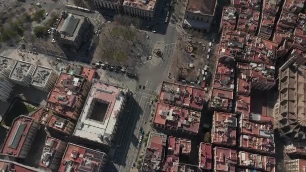 AERIAL: Barcelona Overhead Drone Skott av typiska stadsblock i vackert solljus med stadstrafik — Stockvideo