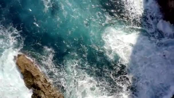 AERIAL: Birdsview da bela água azul do oceano na costa rochosa esmagando na ilha tropical Maiorca, Spail Vacation, Viagens, Ensolarado, Ondas — Vídeo de Stock