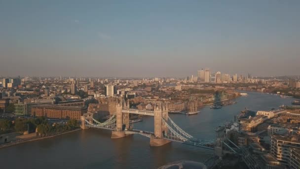 EARIAL:太陽の光でロンドンのスカイラインのハードへのフライト — ストック動画